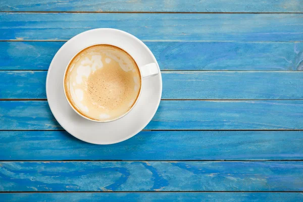 Draufsicht leere weiße Kaffeetasse (Latte Coffee) auf blauem Vintage w — Stockfoto