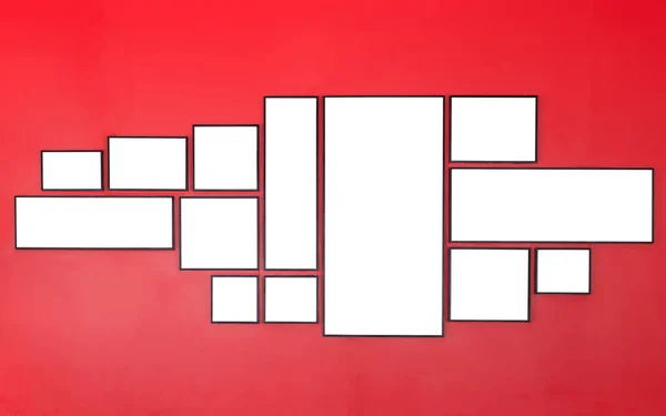 Blanco houten fotolijst op rode muur. Interieur decoratie — Stockfoto