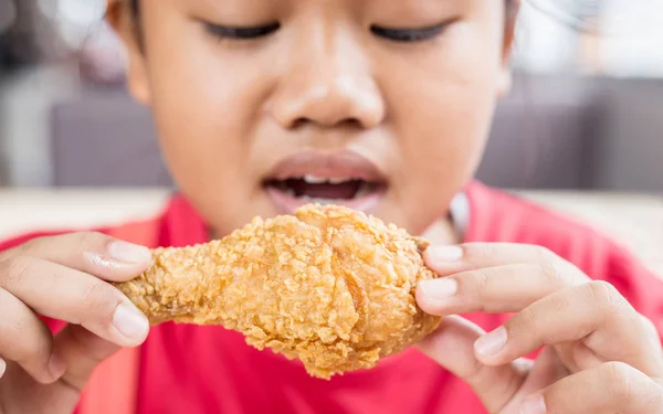 Niños asiáticos comiendo pollo frito en el restaurante — Foto de Stock