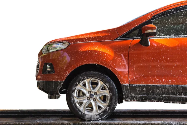 車介護ショップで身体に白い石鹸でオレンジ色の車 — ストック写真