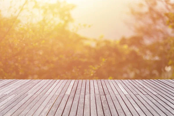 Parte superior vazia do assoalho de madeira ou do decking e vista do por do sol ou do sunri — Fotografia de Stock