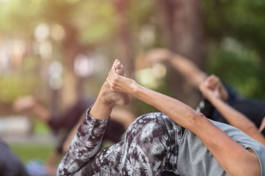 Asyalı kadın yoga yaparken ya da egzersiz parkta