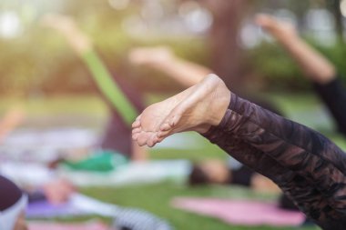 Asyalı kadın yoga yaparken ya da egzersiz parkta