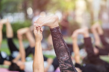 Asyalı kadın yoga yaparken ya da egzersiz parkta
