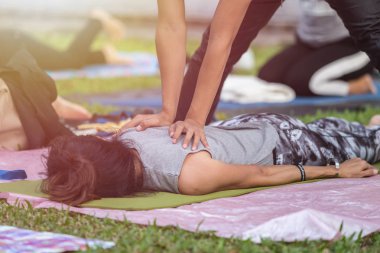 Asyalı kadın yoga yaparken ya da egzersiz parkta