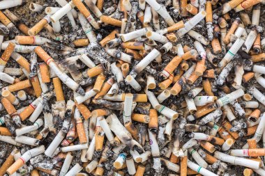 Phuket, Tayland - 11 Aralık: Atış kirli sigara kül tablası Phuket içinde Aralık ayı 11, 2016 butts.