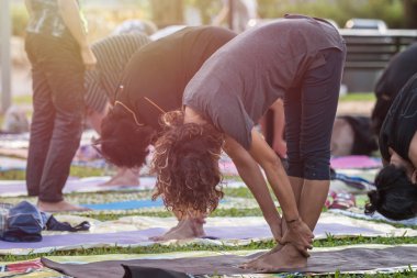 Asyalı kadın yoga yaparken ya da egzersiz parkta