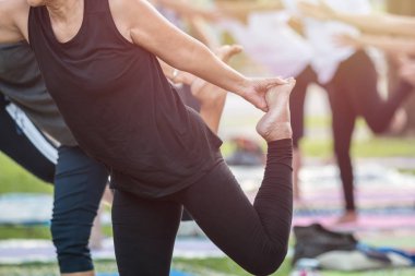 Asyalı kadın yoga yaparken ya da egzersiz parkta