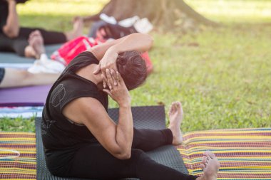 Asyalı kadın yoga yaparken ya da egzersiz parkta