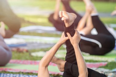 Asyalı kadın yoga yaparken ya da egzersiz parkta