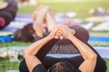 Asyalı kadın yoga yaparken ya da egzersiz parkta