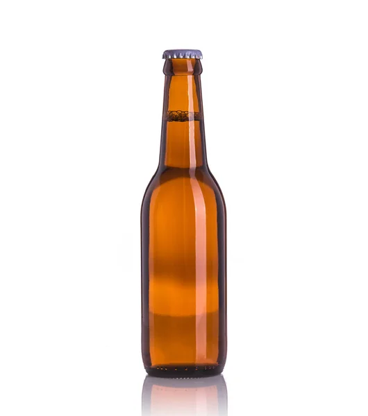 Uma garrafa de cerveja. Estúdio tiro isolado em branco — Fotografia de Stock