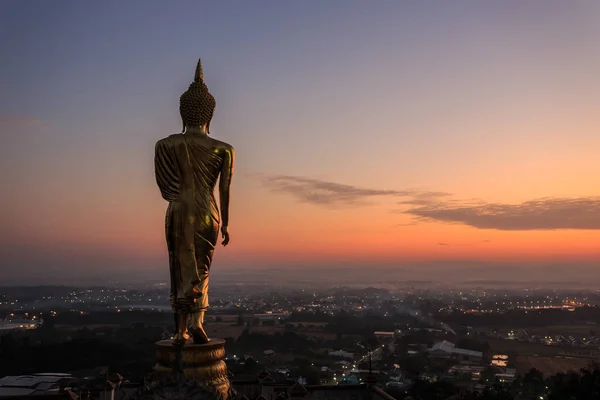 Zlatá socha Buddhy v thajském chrámu Wat Phra že Khao Noi v N — Stock fotografie