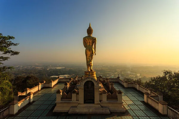 Estatua de buda dorada en templo tailandés, Wat Phra That Khao Noi en N —  Fotos de Stock