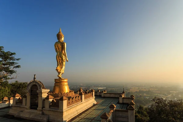 Zlatá socha Buddhy v thajském chrámu Wat Phra že Khao Noi v N — Stock fotografie