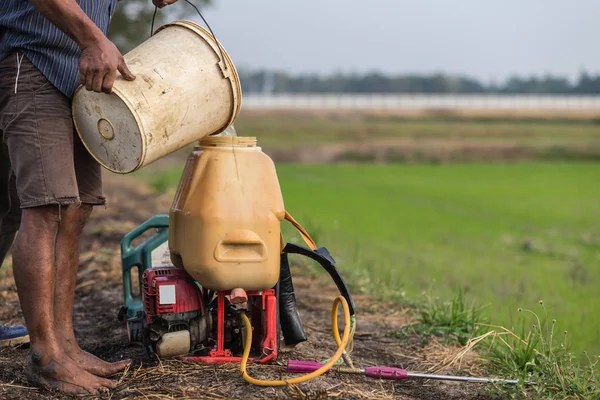 Farmer prepare chemical to sprayer tank before spray to green yo — Stock Photo, Image