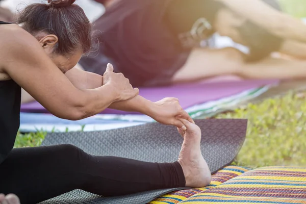 Asyalı kadın yoga yaparken ya da egzersiz parkta