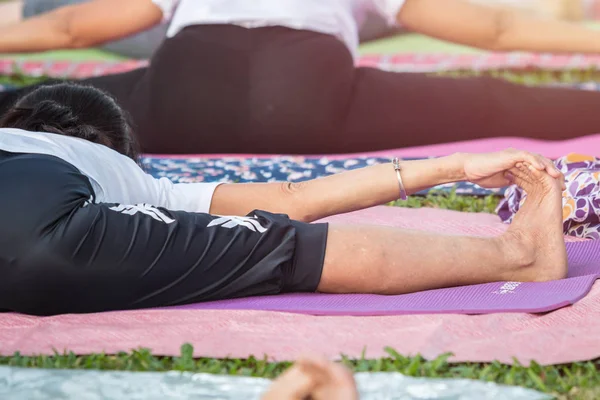 Asyalı kadın yoga yaparken ya da egzersiz parkta