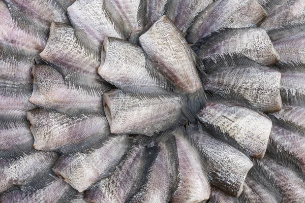 Nouveau poisson séché sous le soleil se préparer pour la cuisson dans le marché — Photo