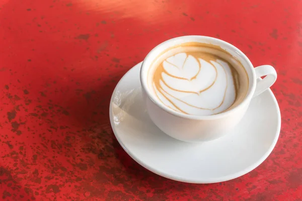 Vista superior café latte caliente en taza blanca en mesa de madera — Foto de Stock