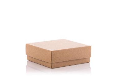 Kahverengi kağıt kutusunu kapatın. Stüdyo izole üzerinde beyaz vurdu 