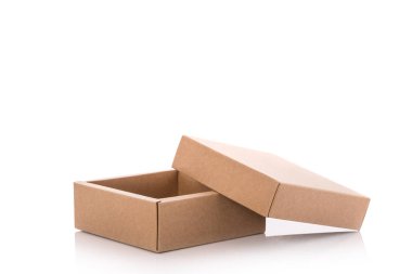 Kahverengi kağıt kutusunu kapatın. Stüdyo izole üzerinde beyaz vurdu 