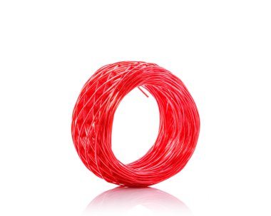 Kırmızı plastik ip. Stüdyo izole üzerinde beyaz vurdu 