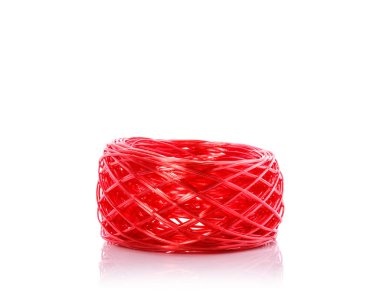 Kırmızı plastik ip. Stüdyo izole üzerinde beyaz vurdu 