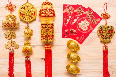 Ahşap arka plan üzerinde kırmızı ve altın Çin yeni yılı dekorasyon 