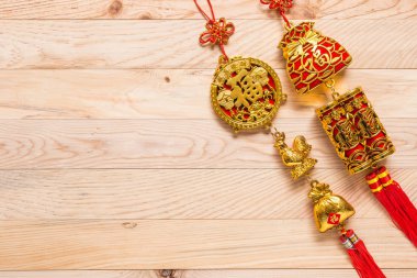 Ahşap arka plan üzerinde kırmızı ve altın Çin yeni yılı dekorasyon 