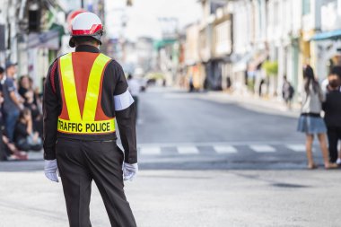 Yolda trafik polis ayakta çalışma yaparken