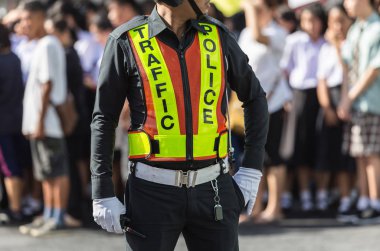 Yolda trafik polis ayakta çalışma yaparken