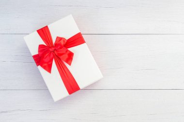 Üstten Görünüm renk hediye kutusu ile şerit beyaz ahşap tahta üzerinde 