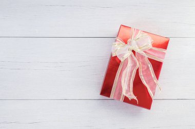 Üstten Görünüm renk hediye kutusu ile şerit beyaz ahşap tahta üzerinde 