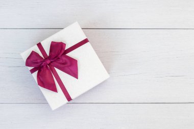 Üstten Görünüm renk hediye kutusu ile şerit beyaz ahşap tahta üzerinde 