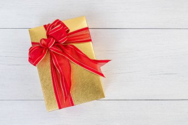 Üstten Görünüm renk hediye kutusu ile şerit beyaz ahşap tahta üzerinde 