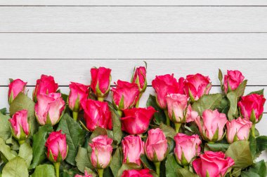 Beyaz ahşap güverte için boş alan ile taze pembe Gül çiçek