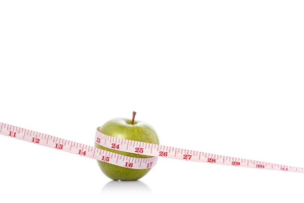 Manzana verde con cinta métrica. Concepto saludable. Captura de estudio — Foto de Stock