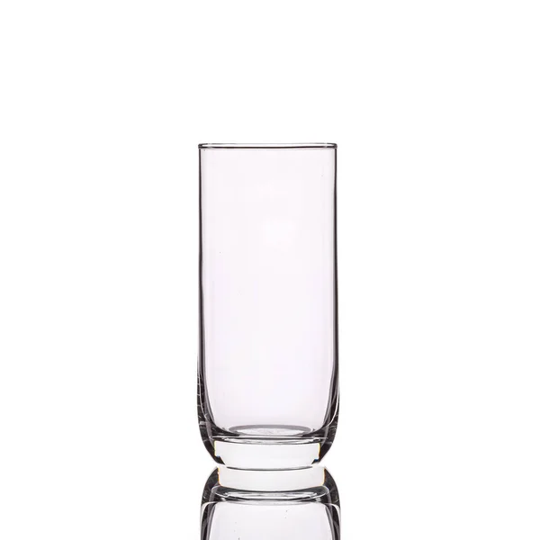Un vaso vacío y transparente. Estudio de tiro aislado en blanco — Foto de Stock