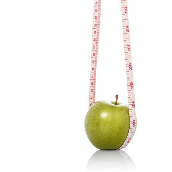 Manzana verde con cinta métrica. Concepto saludable. Captura de estudio — Foto de Stock