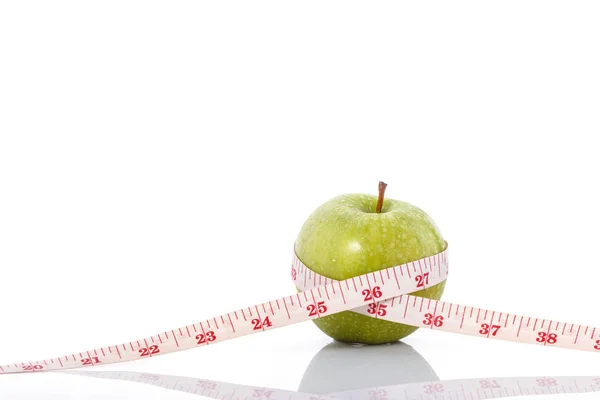 Grüner Apfel mit Maßband. gesundes Konzept. Studioaufnahme — Stockfoto
