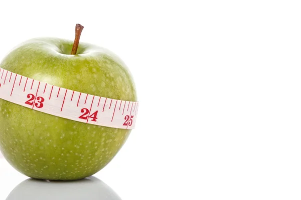 Manzana verde con cinta métrica. Concepto saludable. Captura de estudio — Foto de Stock