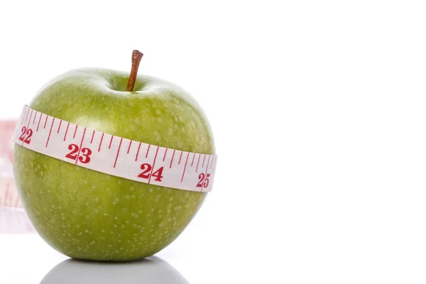 Manzana verde con cinta métrica. Concepto saludable. Captura de estudio — Foto de Stock