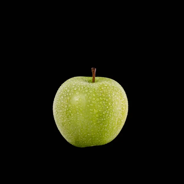 Zielone jabłuszko z kropli wody. Studio strzał na białym tle na czarny — Zdjęcie stockowe