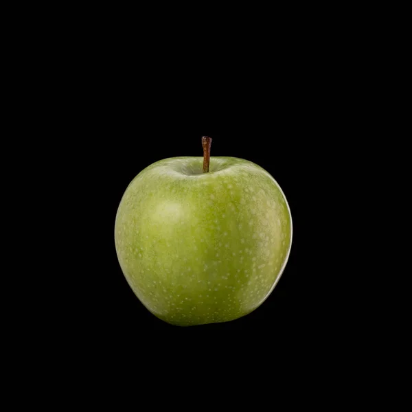 Una manzana verde. Estudio tiro aislado en negro —  Fotos de Stock