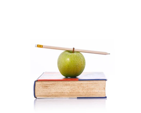 Zelené jablko a tužka na knihu. Studio záběr izolované na bílém — Stock fotografie