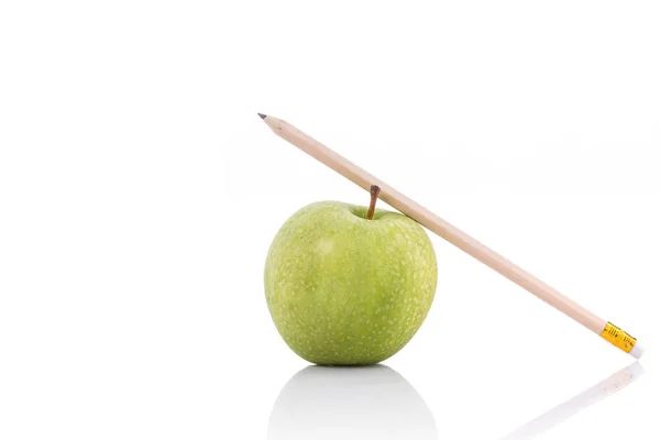 Manzana verde y lápiz. Estudio de tiro aislado en blanco —  Fotos de Stock