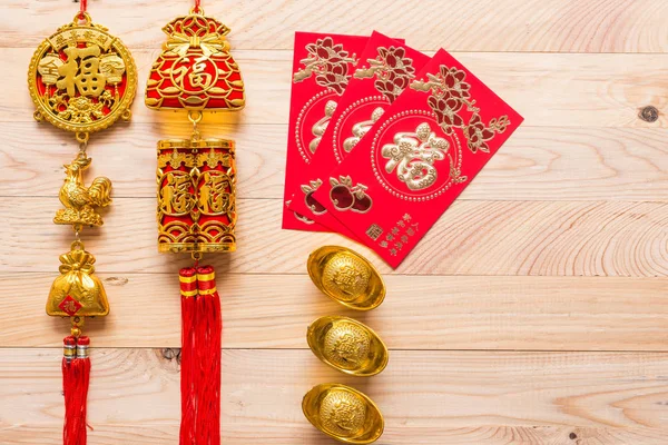 Ouro e vermelho chinês nova decoração ano no fundo de madeira — Fotografia de Stock