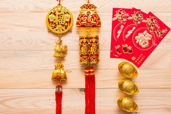Ouro e vermelho chinês nova decoração ano no fundo de madeira — Fotografia de Stock