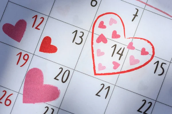 Date 14 in calendar with heart sign. Valentine day and love conc — Stock Photo, Image